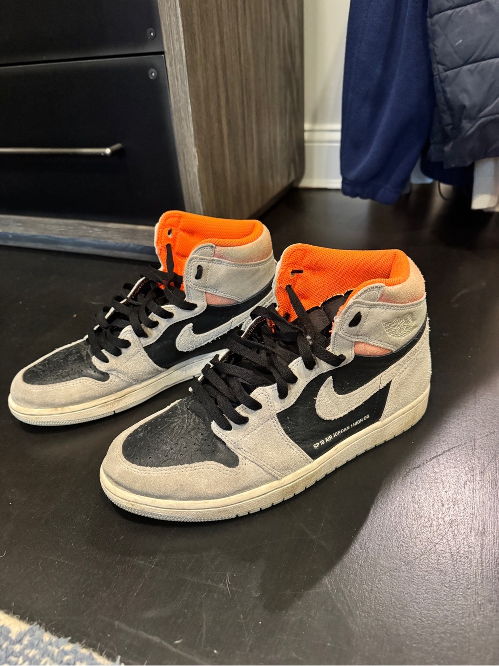 Jordan Air Jordan 1 Retro High OG "Neutral Grey/Hyper Crimson"